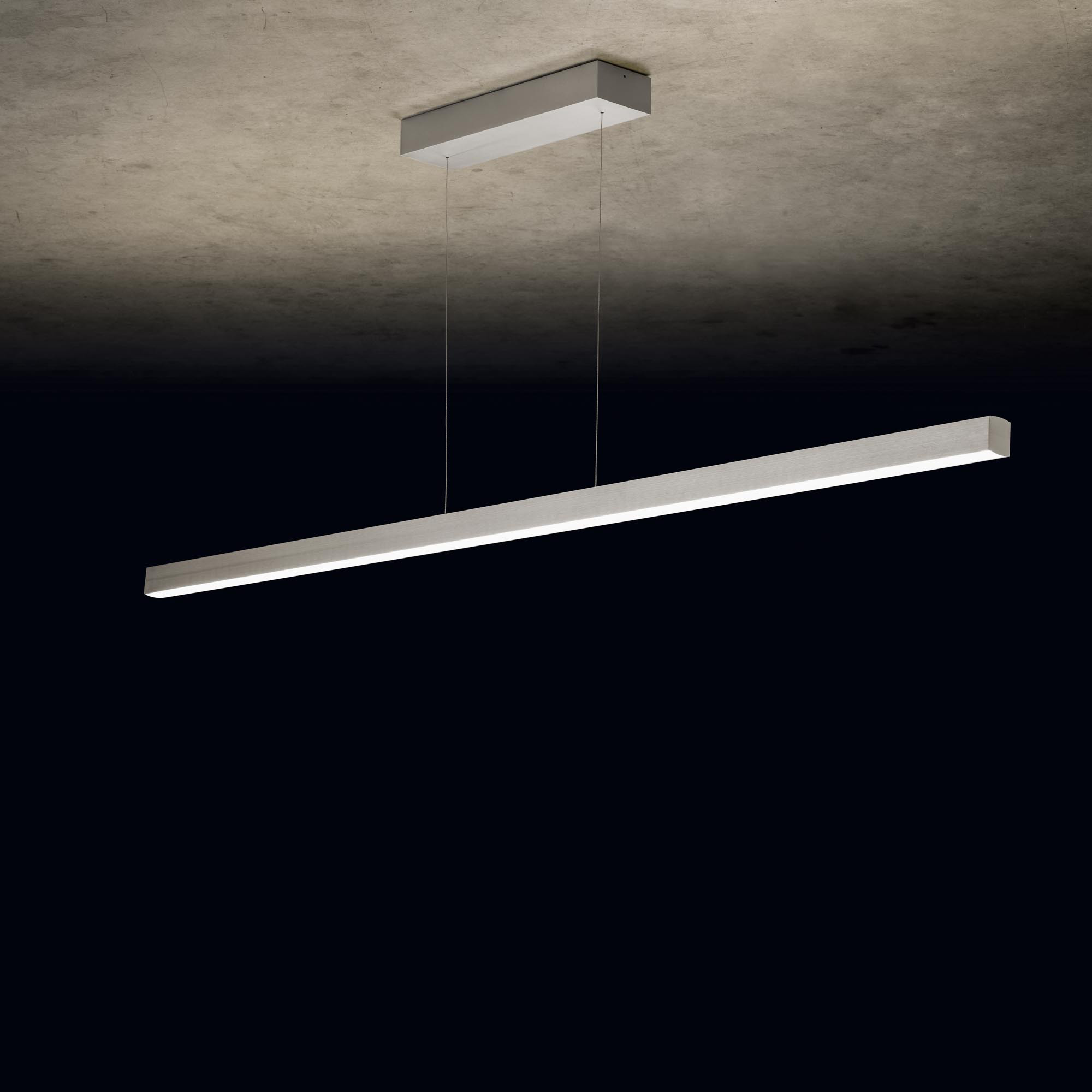 LED-Pendelleuchte XENA L Silbermatt 2.000-2.700K  - Länge 1600 mm - Abverkauf aus Lagerbestand